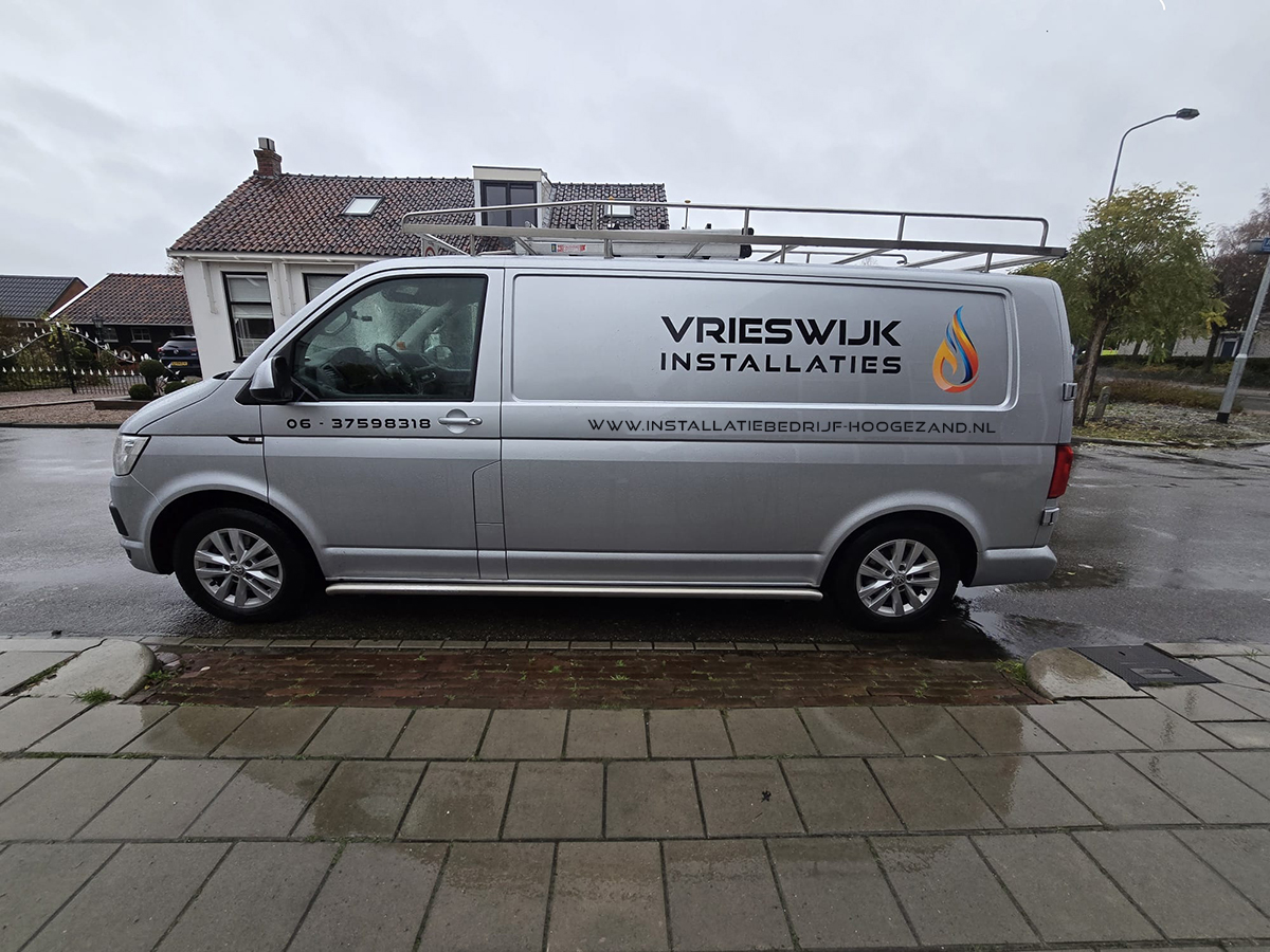 Werkbus van Vrieswijk Installaties bij renovatieproject in Hoogezand