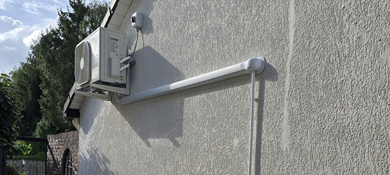 Plaatsing van een airco-unit aan de buitenmuur van een woning