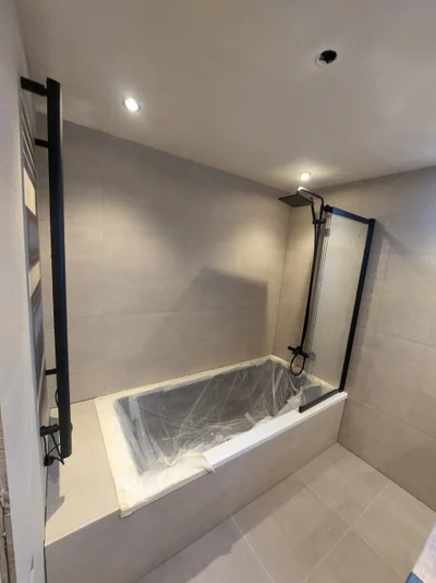 Moderne badkamer na renovatie door Vrieswijk Installaties