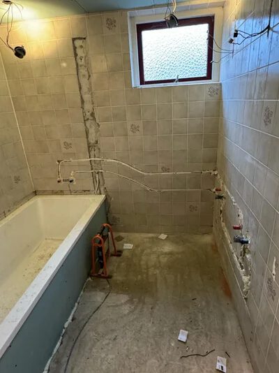 Leidingwerk in badkamer tijdens renovatie uitgevoerd door Vrieswijk Installaties