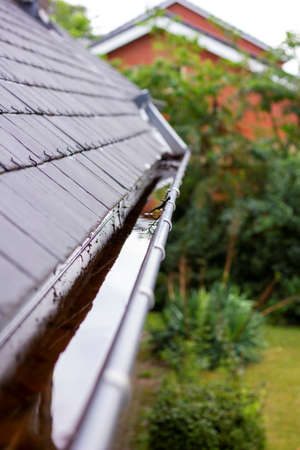 Dakgoot en hemelwaterafvoer aan een woning