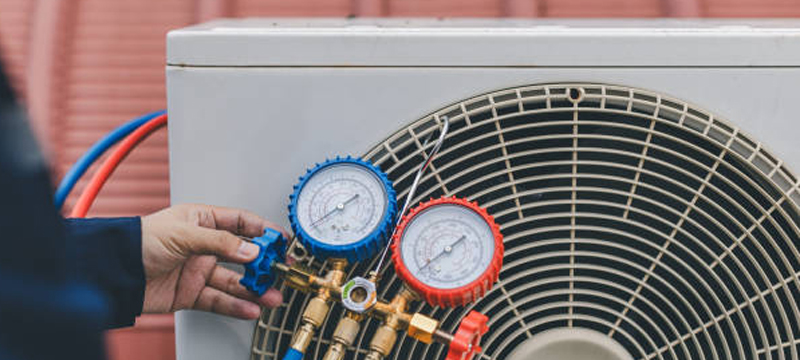 Onderhoud en controle van een airco buitenunit met meetapparatuur