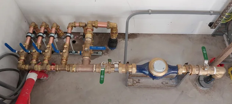 Plaatsing van waterinstallatie en inbouwreservoir bij renovatieproject